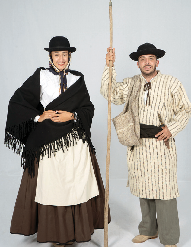 Vestir el Legado: Auténticos Trajes Canarios